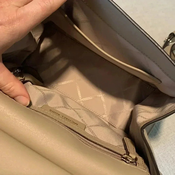 Michael Kors Leather Handbag top handle w/crossbody strap beige w/gold accents - Picture 9 of 16